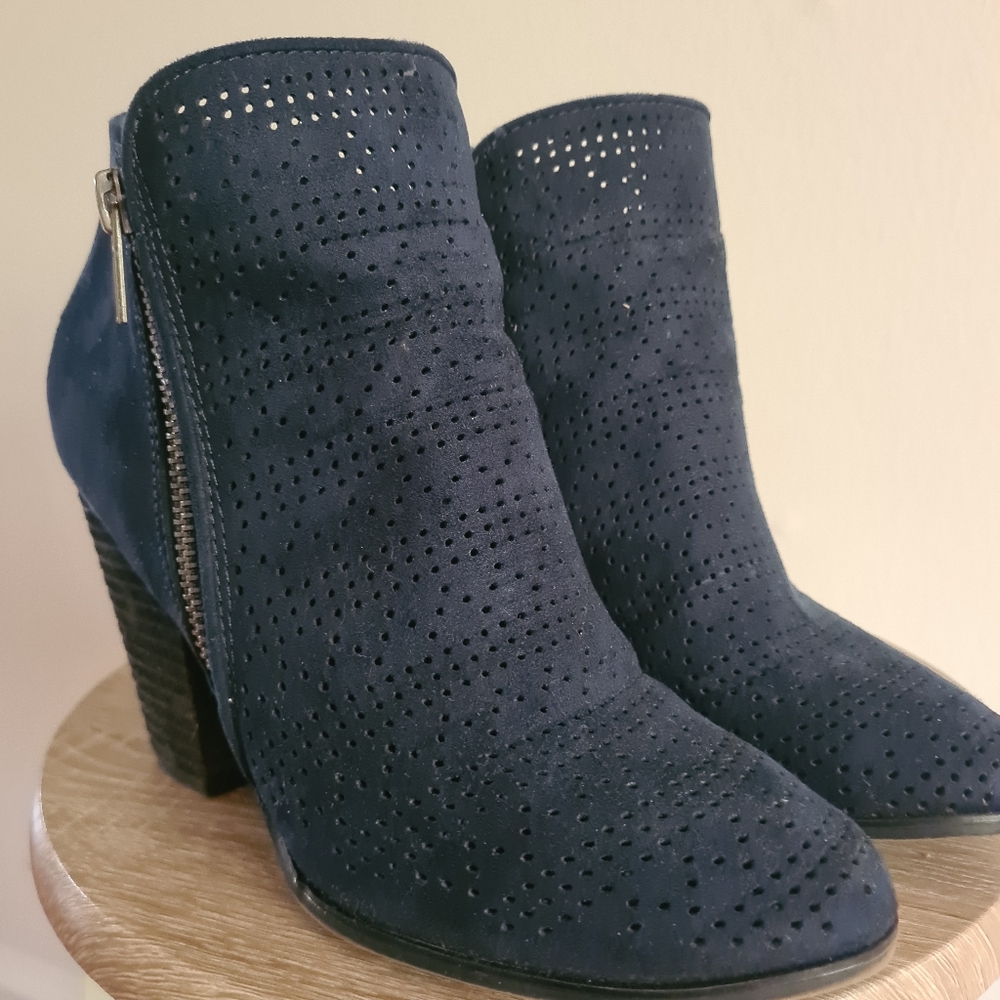 Carlos Santana Hacey Navy 6.5 ankle booties